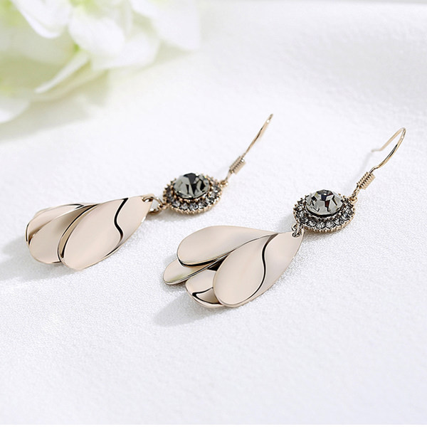 Model nou de cercei de dama cu pietre