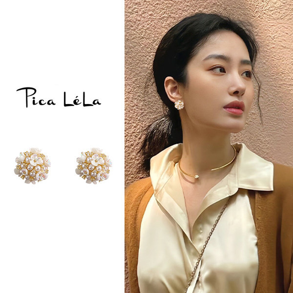 Cercei de dama model retro cu o floare