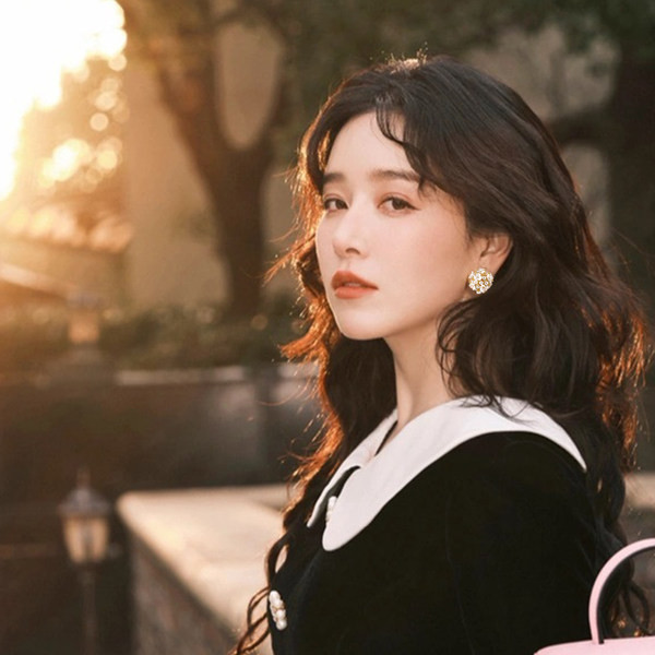 Cercei de dama model retro cu o floare