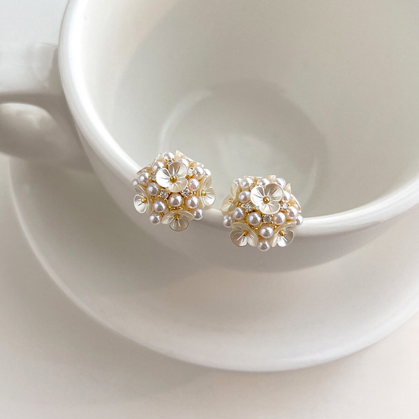 Cercei de dama model retro cu o floare