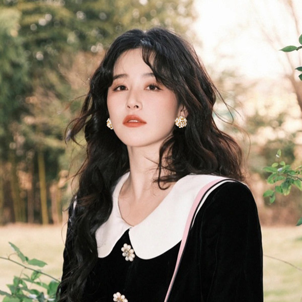 Cercei de dama model retro cu o floare