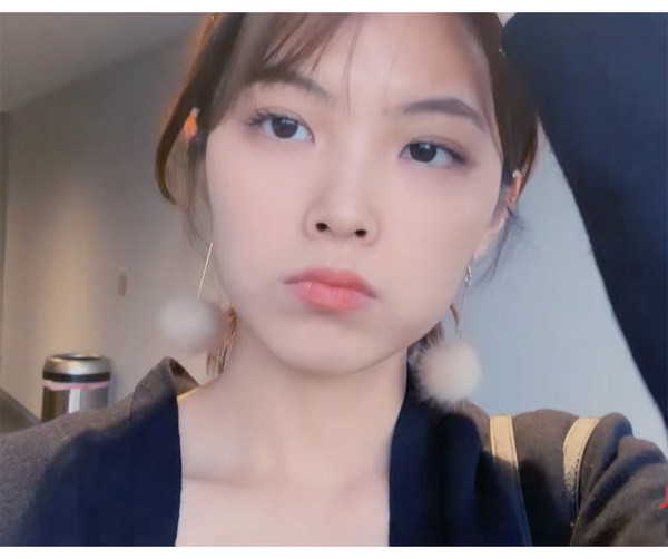 Cercei atârnați de damă cu bile de pluș