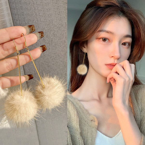 Cercei atârnați de damă cu bile de pluș