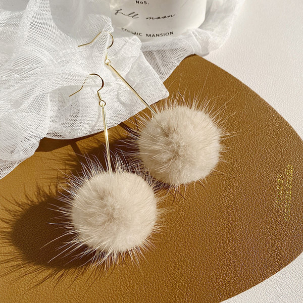 Cercei atârnați de damă cu bile de pluș