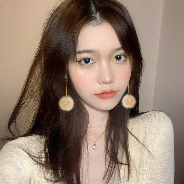 Cercei atârnați de damă cu bile de pluș