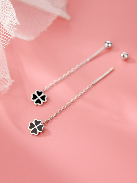 Cercei de dama in forma de trifoi de culoare argintie