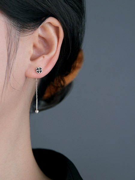 Cercei de dama in forma de trifoi de culoare argintie