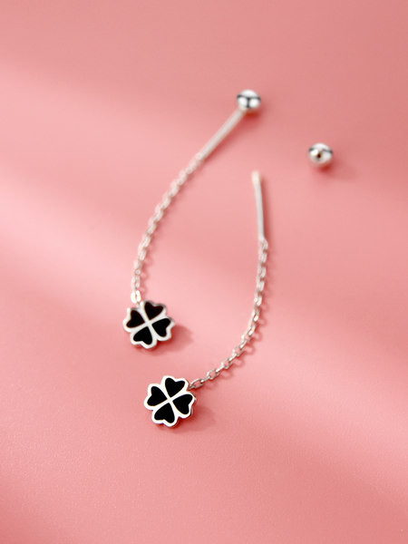 Cercei de dama in forma de trifoi de culoare argintie