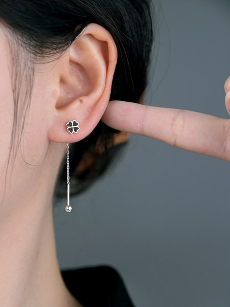 Cercei de dama in forma de trifoi de culoare argintie