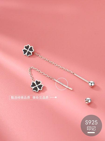 Cercei de dama in forma de trifoi de culoare argintie