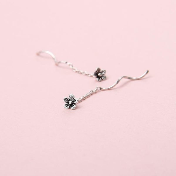 Naiste rippuvad hõbedased kõrvarõngad