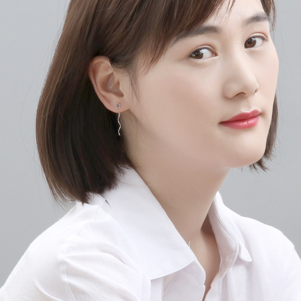 Naiste rippuvad hõbedased kõrvarõngad