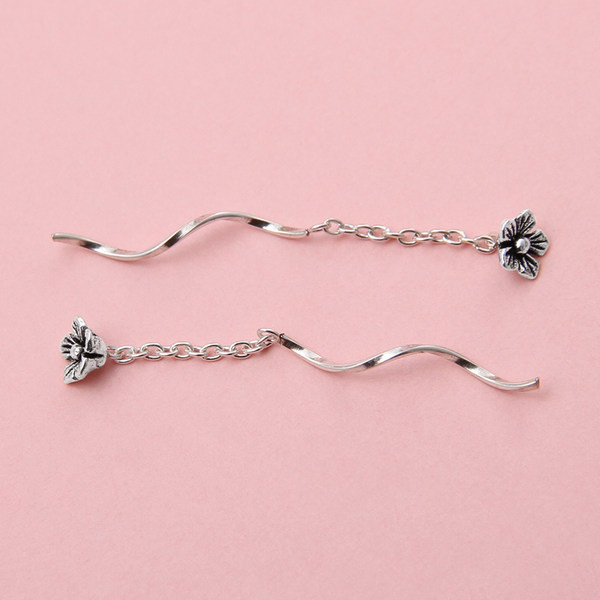 Naiste rippuvad hõbedased kõrvarõngad