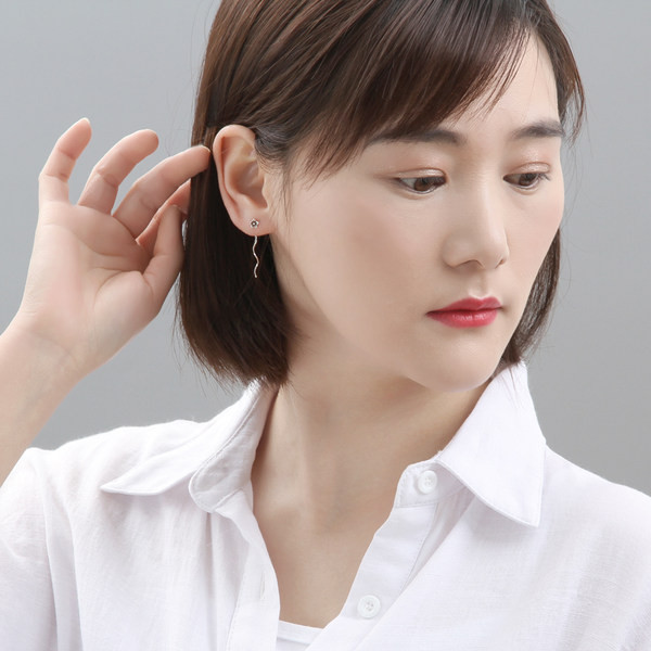 Naiste rippuvad hõbedased kõrvarõngad