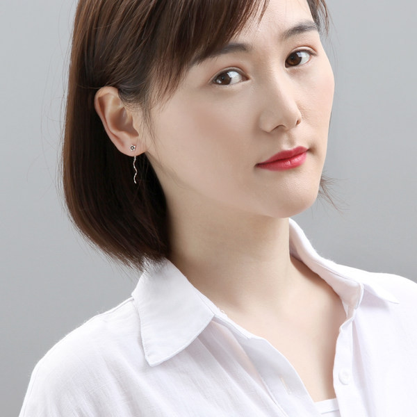 Naiste rippuvad hõbedased kõrvarõngad