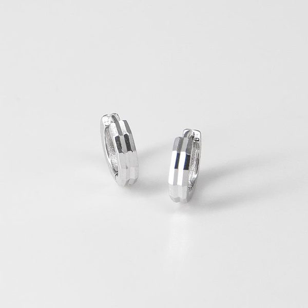 Un model curat de cercei de dama cu inchizatoare englezeasca