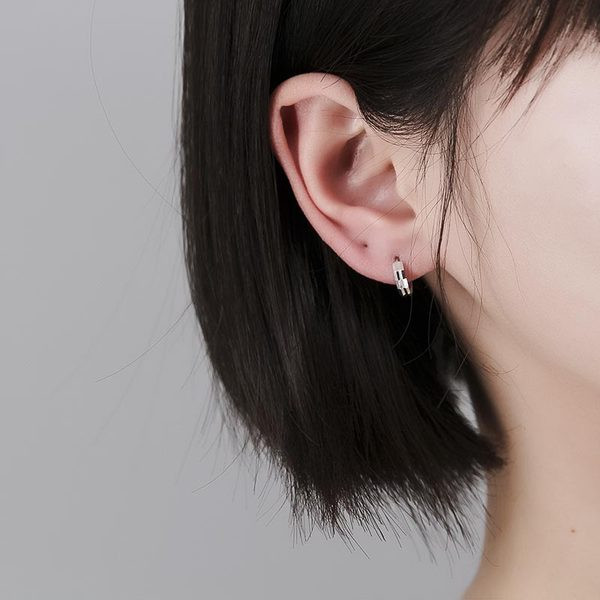 Un model curat de cercei de dama cu inchizatoare englezeasca