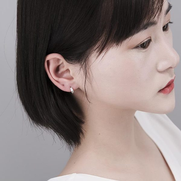 Un model curat de cercei de dama cu inchizatoare englezeasca