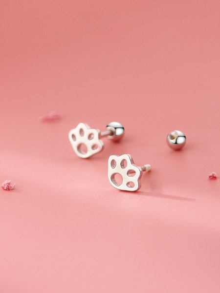 Moodsad naiste hõbedased kõrvarõngad kruvil