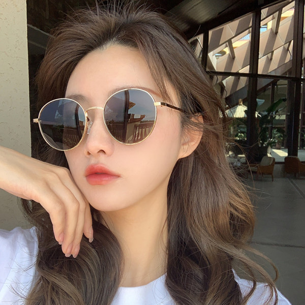 Ochelari de soare de damă - cu o ramă subțire