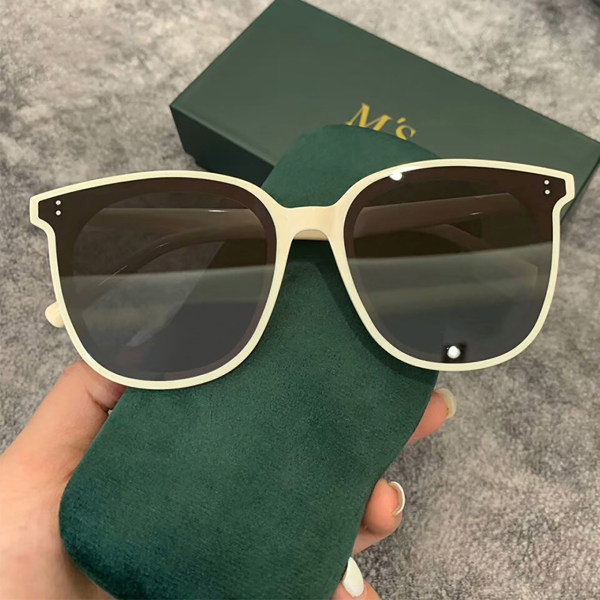 Ochelari moderni de damă - cu o ramă subțire