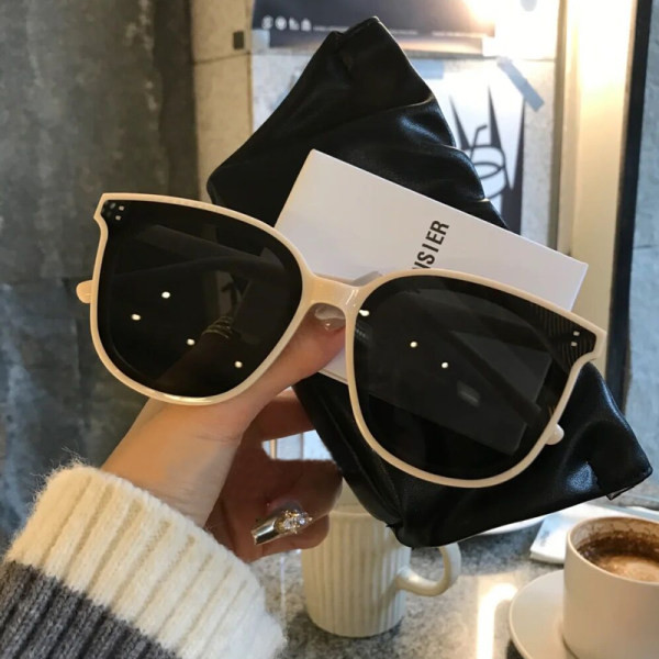 Ochelari moderni de damă - cu o ramă subțire