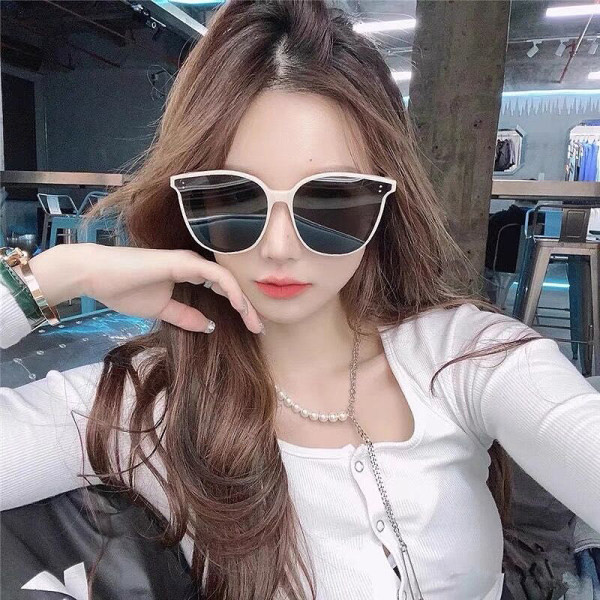 Ochelari moderni de damă - cu o ramă subțire