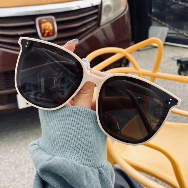 Ochelari moderni de damă - cu o ramă subțire