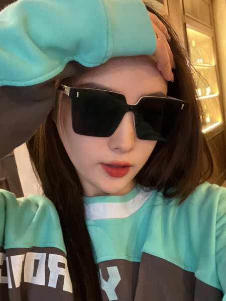 Model nou de ochelari de soare de dama cu protectie UV - forma patrata