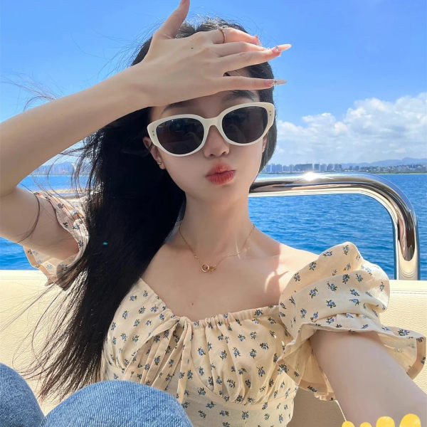 Model nou de ochelari de soare de dama alb-negru