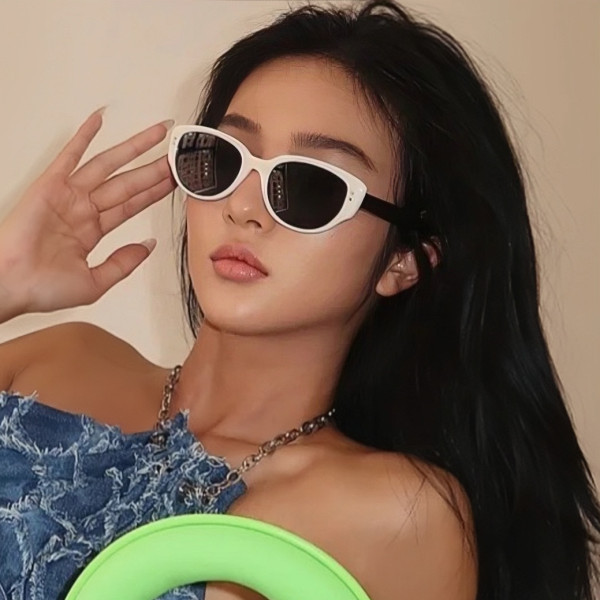 Model nou de ochelari de soare de dama alb-negru