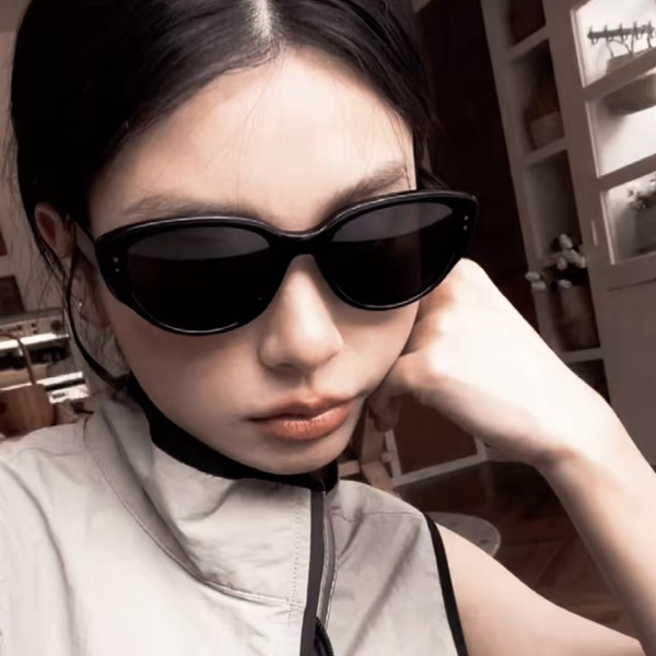 Model nou de ochelari de soare de dama alb-negru