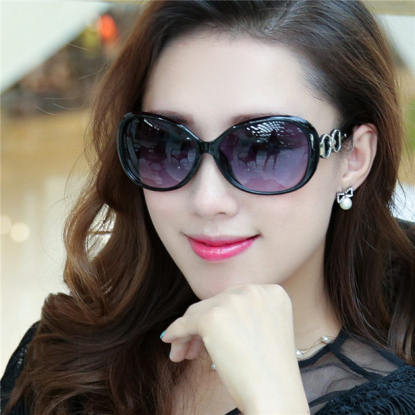 Ochelari de soare moderni pentru femei cu element metalic