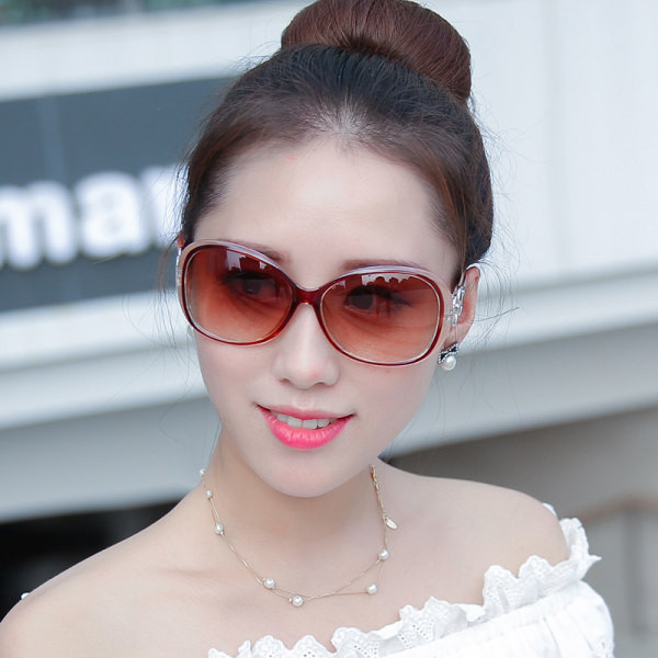 Ochelari de soare moderni pentru femei cu element metalic