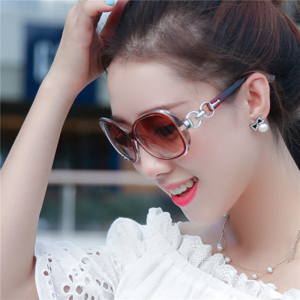 Ochelari de soare moderni pentru femei cu element metalic