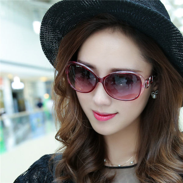 Ochelari de soare moderni pentru femei cu element metalic