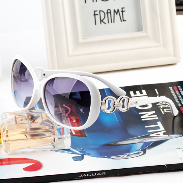 Ochelari de soare moderni pentru femei cu element metalic