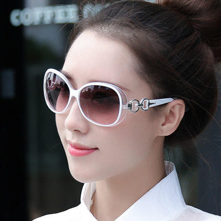 Ochelari de soare moderni de dama in forma rotunda si element metalic