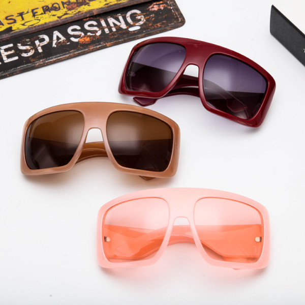 Ochelari de soare eleganti in forma patrata pentru femei
