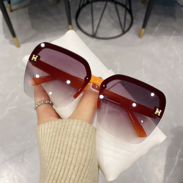 Ochelari moderni de dama cu forma patrata