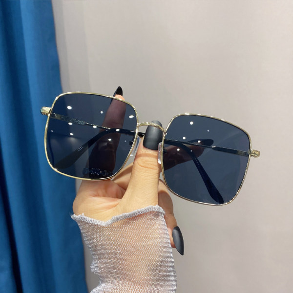 Ochelari de soare de dama cu rama subtire metalica - forma patrata