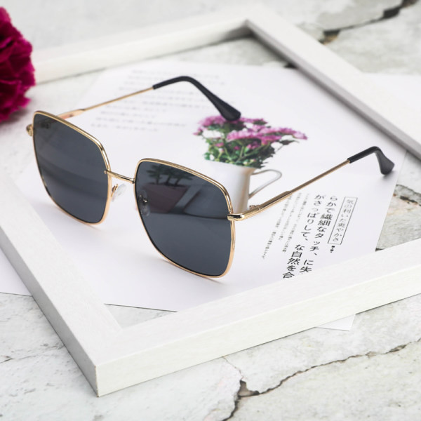 Ochelari de soare de dama cu rama subtire metalica - forma patrata