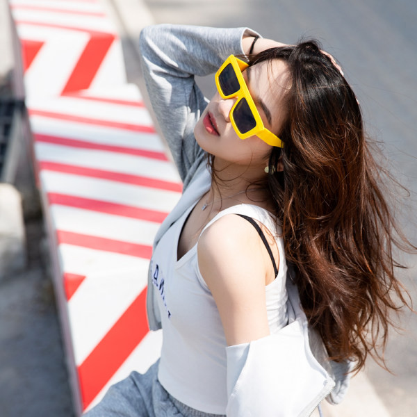 Ochelari de soare eleganti pentru femei - in diferite culori