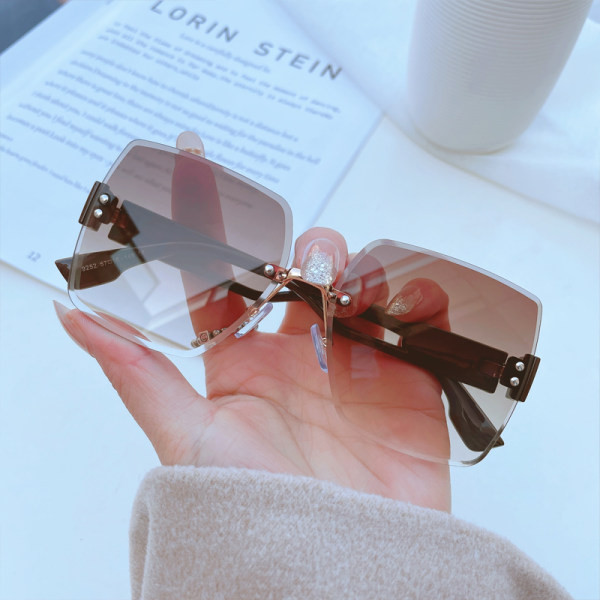 Un nou model de ochelari de damă cu formă pătrată