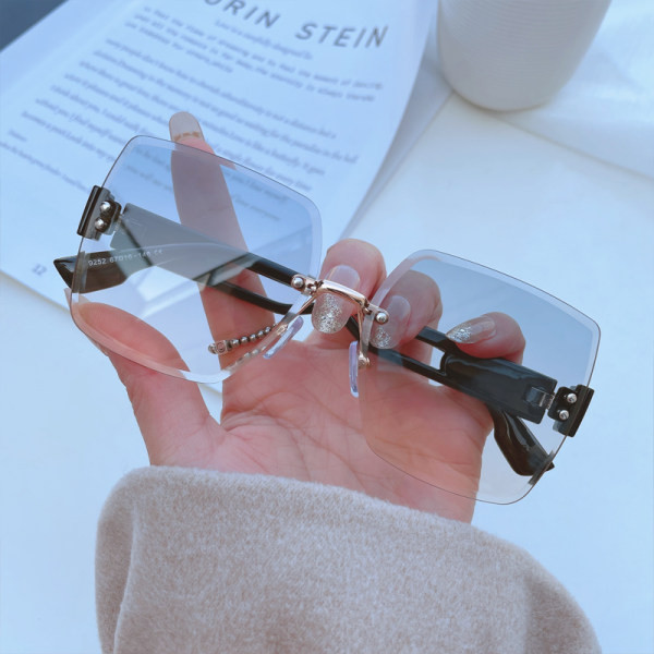 Un nou model de ochelari de damă cu formă pătrată