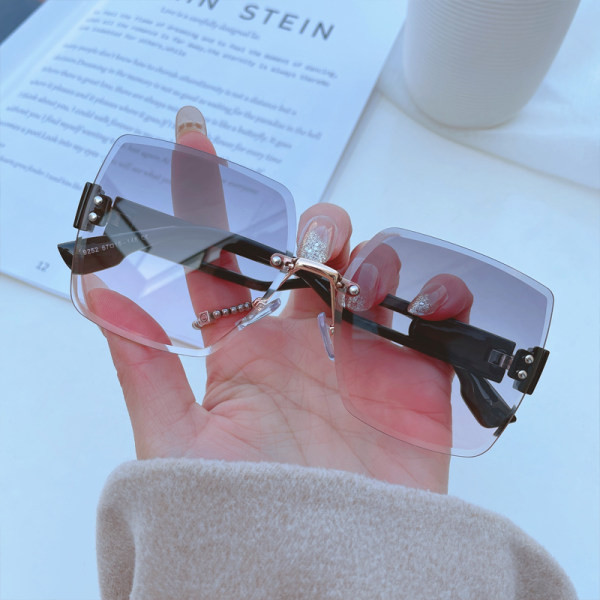 Un nou model de ochelari de damă cu formă pătrată