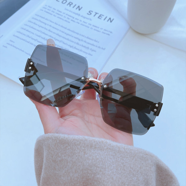 Un nou model de ochelari de damă cu formă pătrată