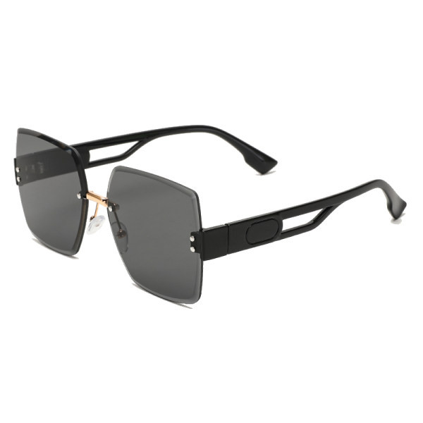 Un nou model de ochelari de damă cu formă pătrată