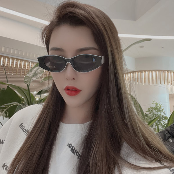 Ochelari de soare colorați pentru femei