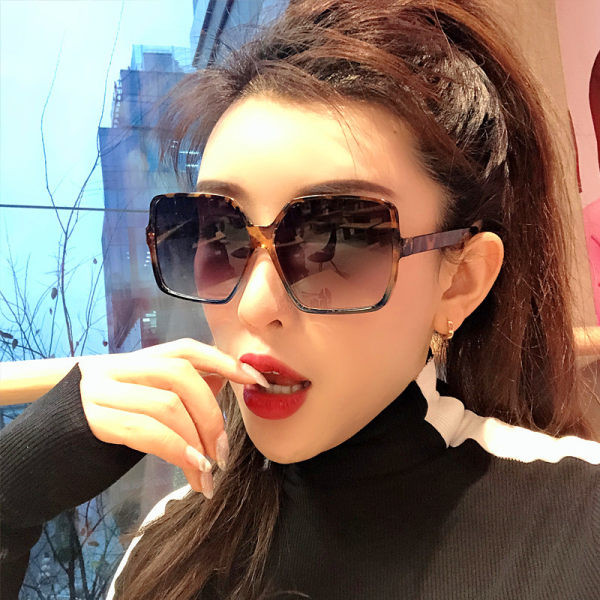 Ochelari de soare moderni de damă - cu formă pătrată
